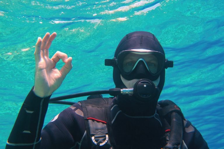 20 Common Scuba Diving Hand Signals